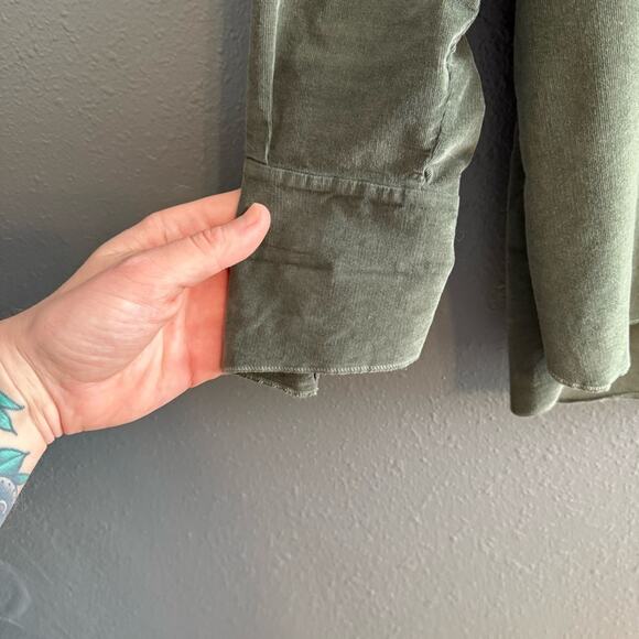 Trebarrabi Green Velvet Button Down W/ Asymmetrical Size M - Picture 6 of 7